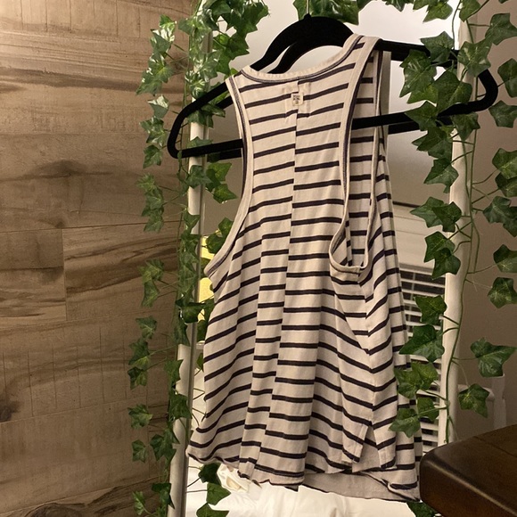 Lightweight billabong tank top, casual, flattering, loose fitting - Picture 2 of 4